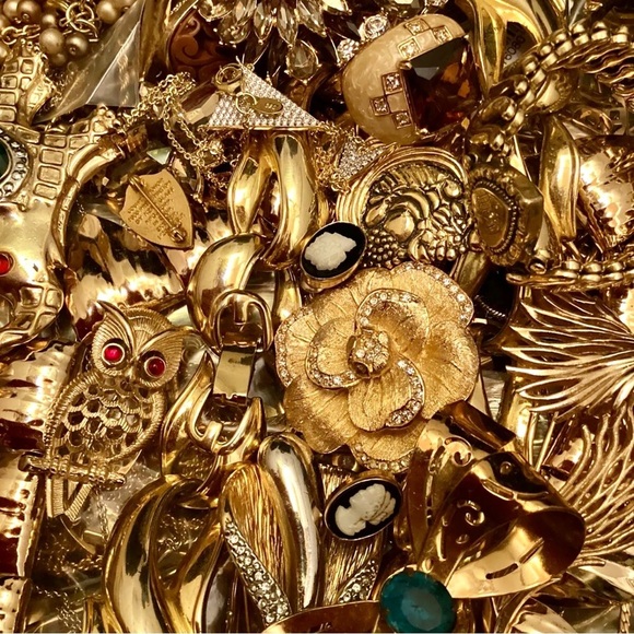 4 LBS Vintage jewelry lot - Picture 2 of 9